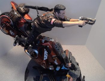 Figurka z kolekcjonerki Cyberpunk 2077 na nowym materiale filmowym