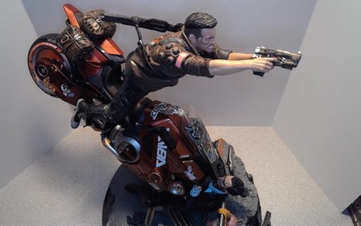 Figurka z kolekcjonerki Cyberpunk 2077 na nowym materiale filmowym