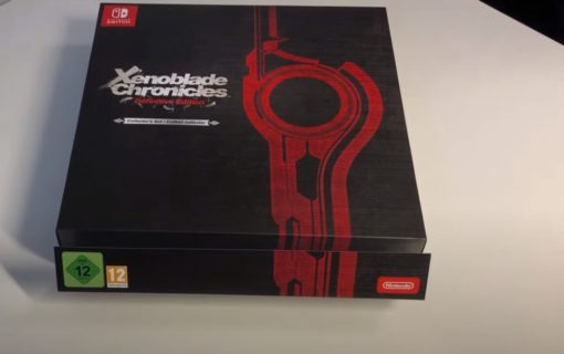 Kolekcjonerka Xenoblade Chronicles Definitive Edition na unboxingu