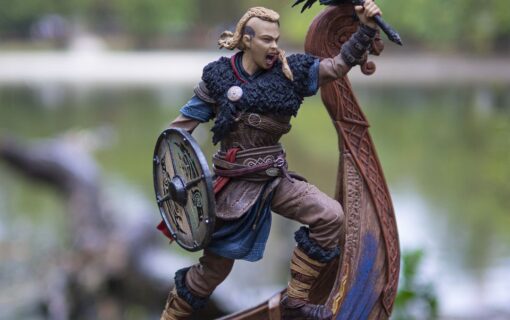 Figurka z kolekcjonerki Assassin’s Creed Valhalla na pierwszym zdjęciu