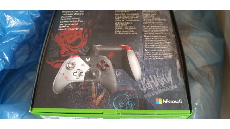 Pad do Xboxa edycja Cyberpunk 2077 Nowy+ kurtka