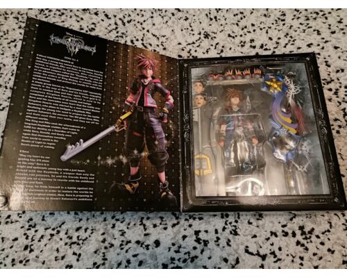 Kingdom Hearts III Sora Deluxe ver. Play Arts Kai (z defektem)