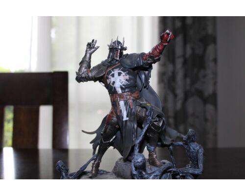 Figurka Lords of the fallen. Krzyżowiec z mieczem i lampą.