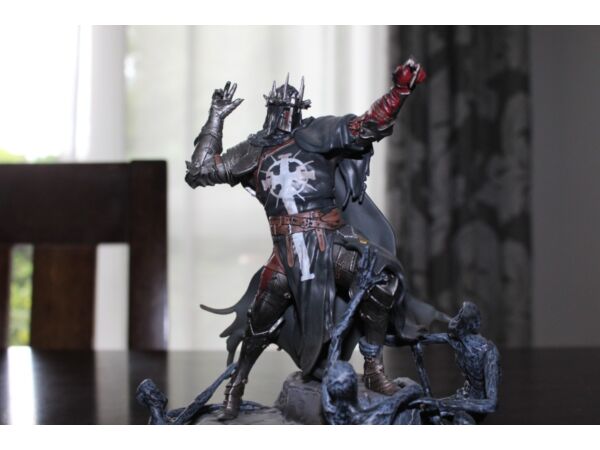 Figurka Lords of the fallen. Krzyżowiec z mieczem i lampą.