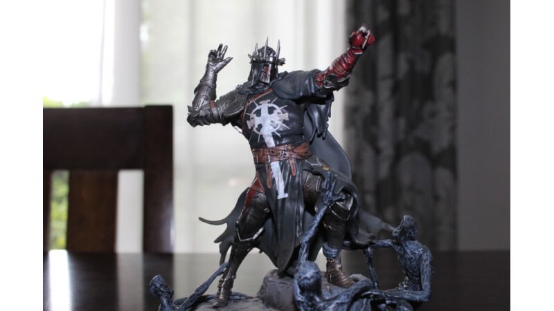 Figurka Lords of the fallen. Krzyżowiec z mieczem i lampą.