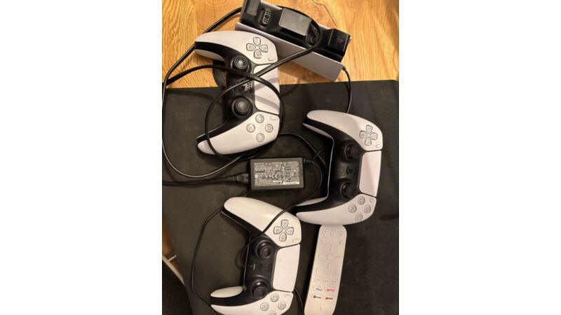 Pady PlayStation, ładowarka i pilot